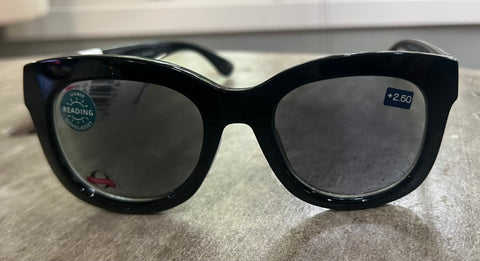 Peepers Sun Center Stage Sun Readers in Black